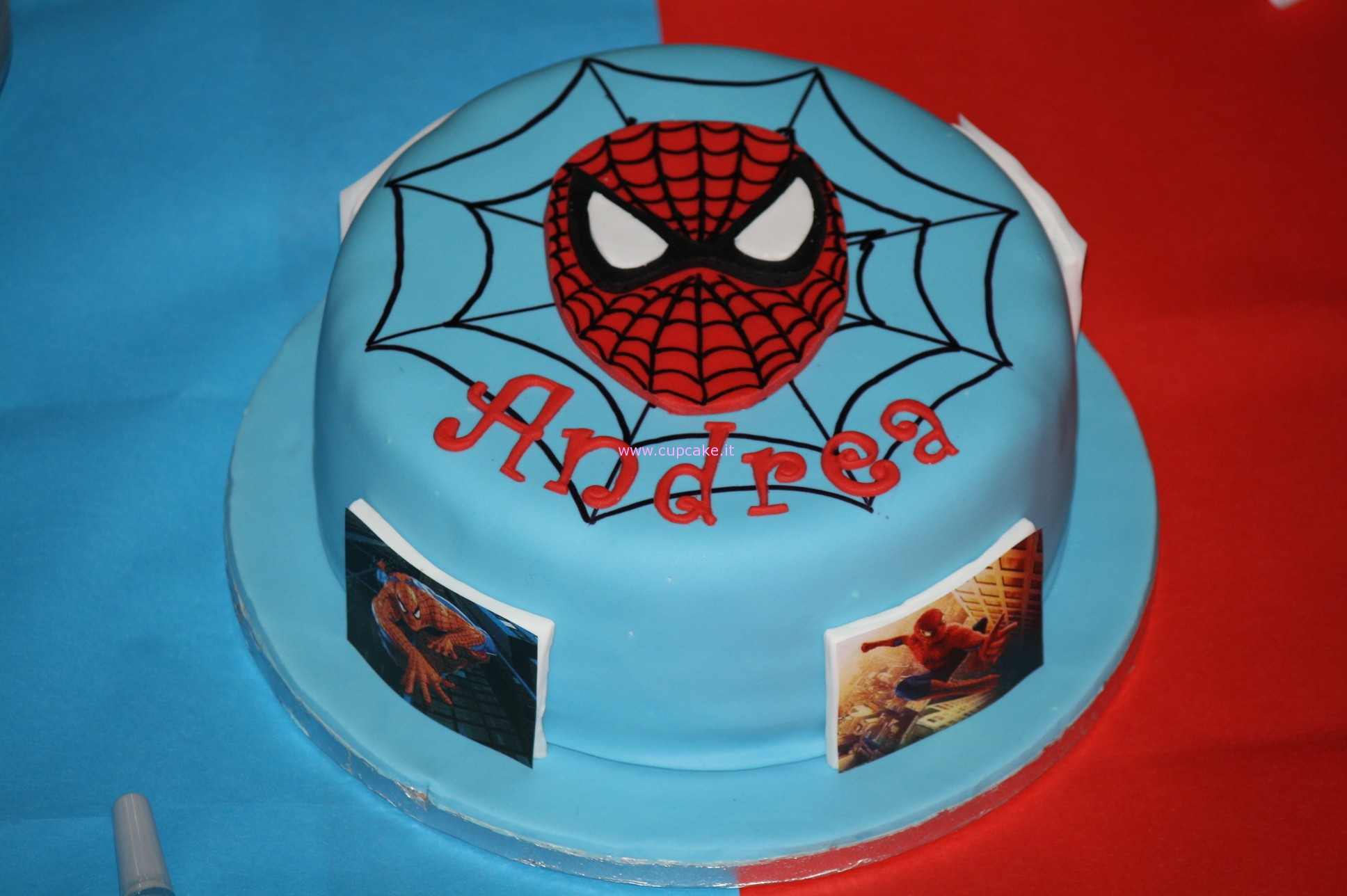 Torta di Spiderman : .la faccia di spiderman l'ho realizzata disegnando una  sagoma e tagliando la pasta di zucchero.