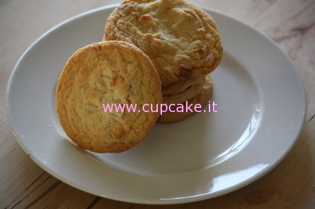 biscotti alla scaglie di cioccolato bianco e noci macadamia